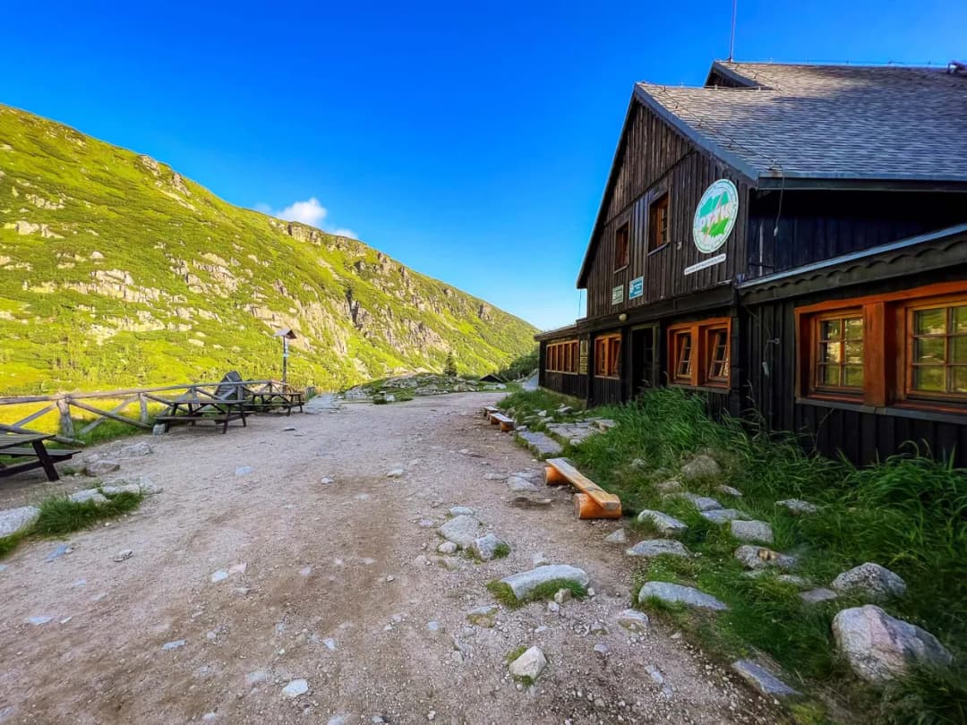 Czy schronisko może odmówić noclegu? Poznaj swoje prawa i zasady